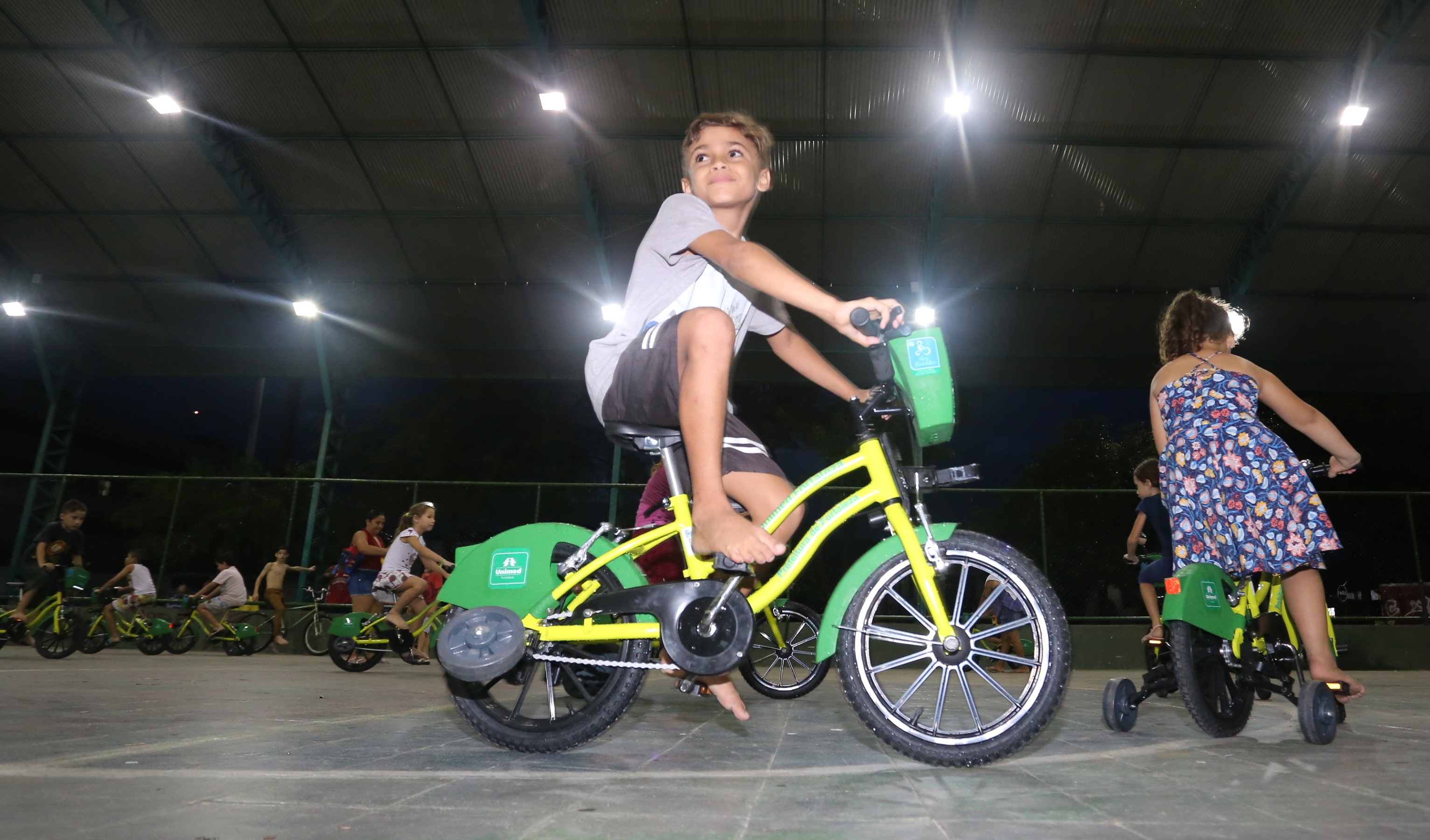 menino andando de bicicleta